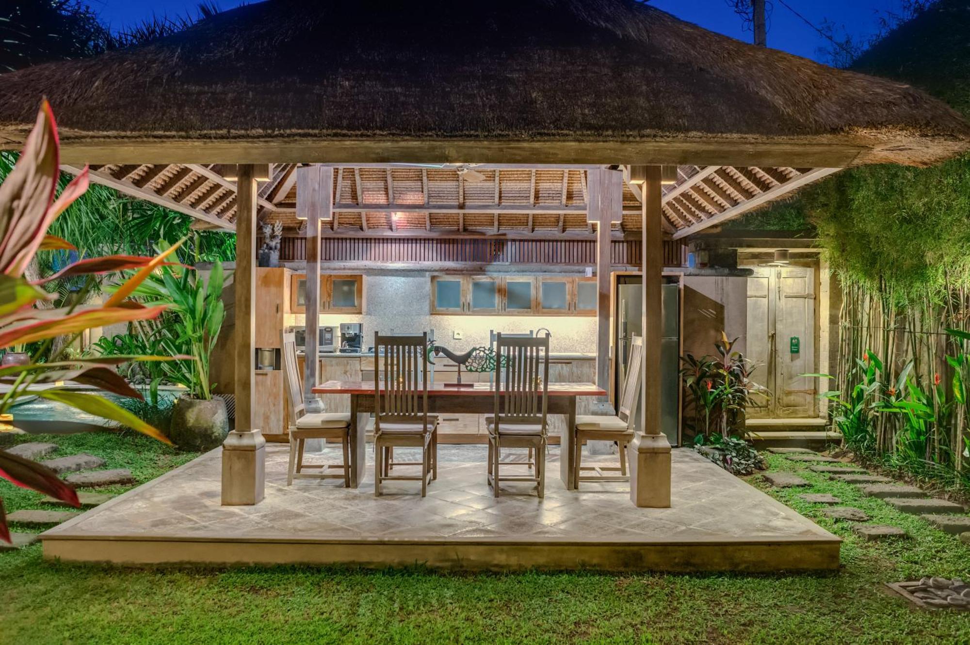 Villa Tirta Naga Bali Seminyak Buitenkant foto